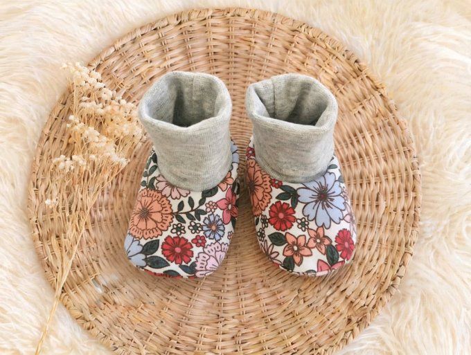 Chaussons de naissance Liberty rose fuchsia