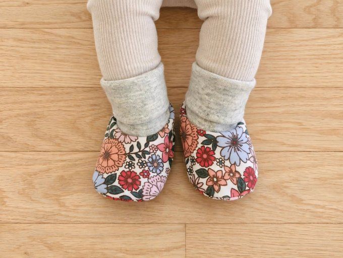 Chaussons de naissance Liberty rose fuchsia